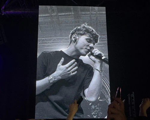 Сотни улыбок и отличный звук: чем запомнился концерт молодого кумира в Архангельске