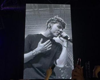 Сотни улыбок и отличный звук: чем запомнился концерт молодого кумира в Архангельске